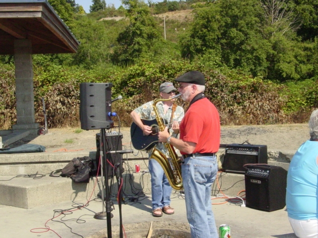 Some good music was part of the Richmond Beach picnic.